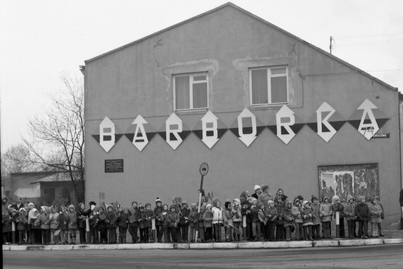 Dzieci witające górników na jednej z ulic w Bełchatowie. To był 1974 r. i początki kopalni/Fot. Arch. KWB Bełchatów