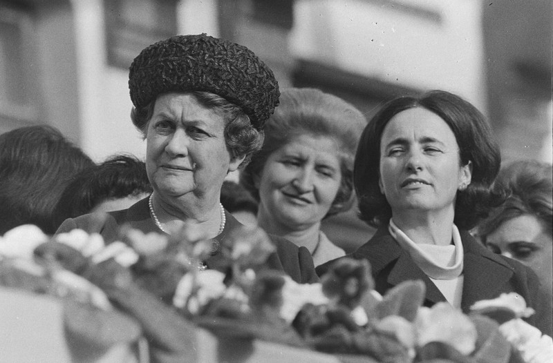 Con Yvonne de Gaulle, esposa del presidente de Francia, 1968