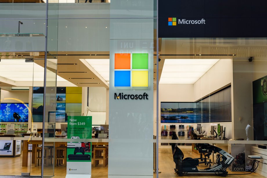 W Microsoft Store obejrzeć mogliśmy przede wszystkim sprzęty spod znaku Surface i Xbox, a także wybrane komputery innych producentów, wykorzystujące system Windows.