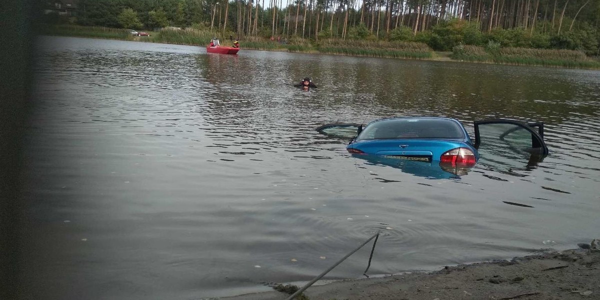 Samochód w stawie