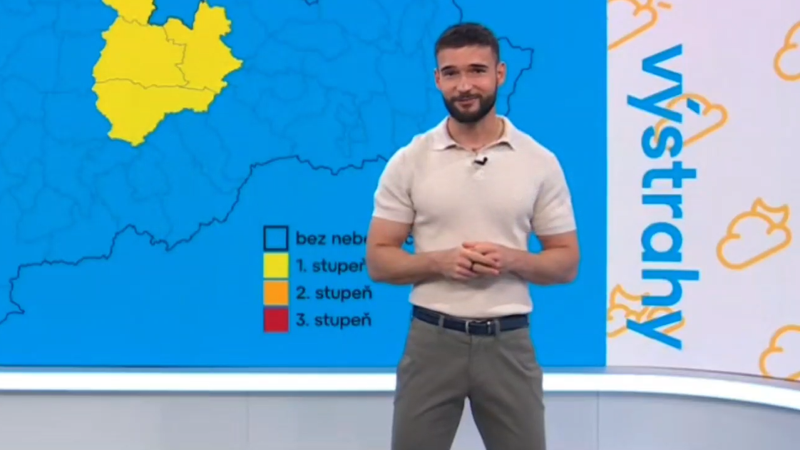 Vratko Sirági počas živého vysielania ukázal, ako za kamerou tancujú jeho kolegovia. 