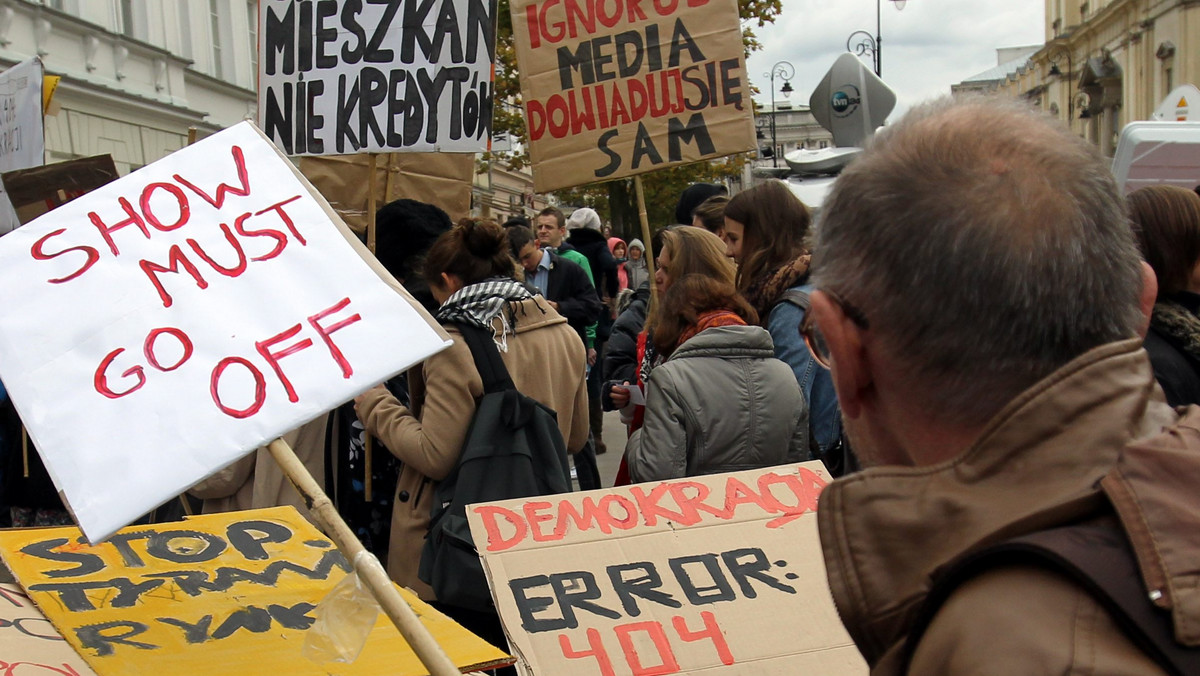 Kilkaset osób - głównie młodych ludzi licealistów i studentów, przeszło dzisiaj ulicami Warszawy w marszu "oburzonych", zorganizowanym przez "Porozumienie 15 października". Domagali się m.in. "ulepszenia demokracji" i zachęcali do debaty nad problemami Polski i świata. Podobne manifestacje obywateli - "oburzonych" z powodu sytuacji w ich krajach - odbywają się tego dnia w kilkuset miastach na świecie.