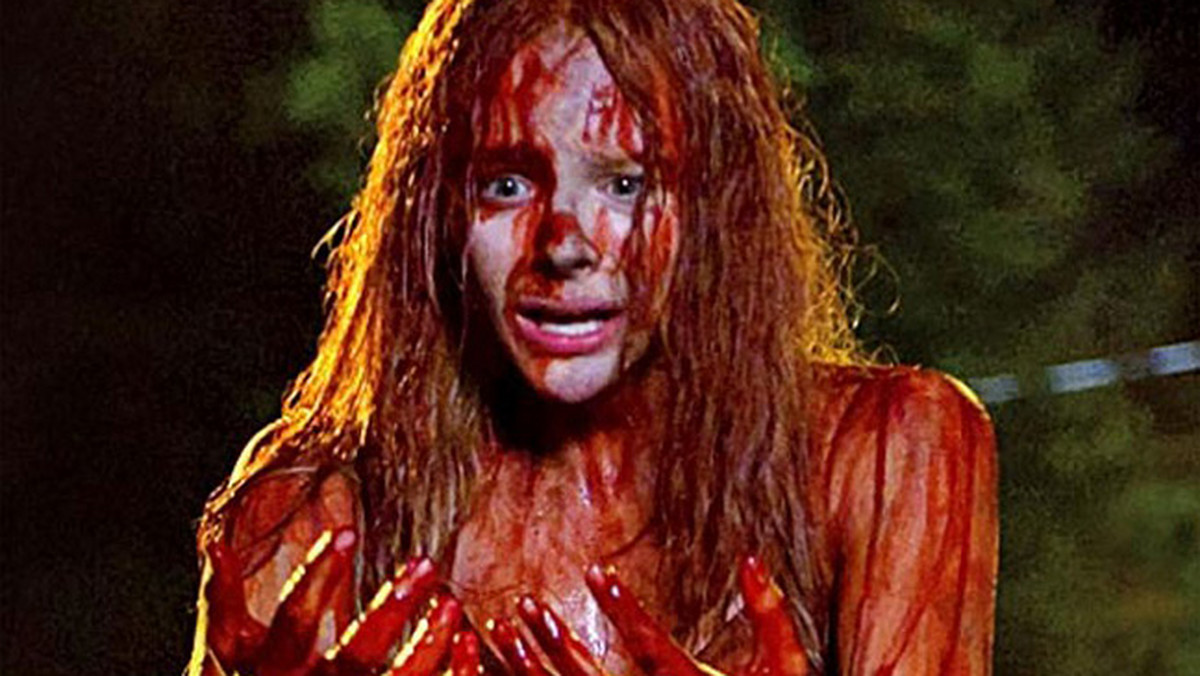 Nowa adaptacja horroru "Carrie" Stephena Kinga trafi do kin później, niż zapowiadano.