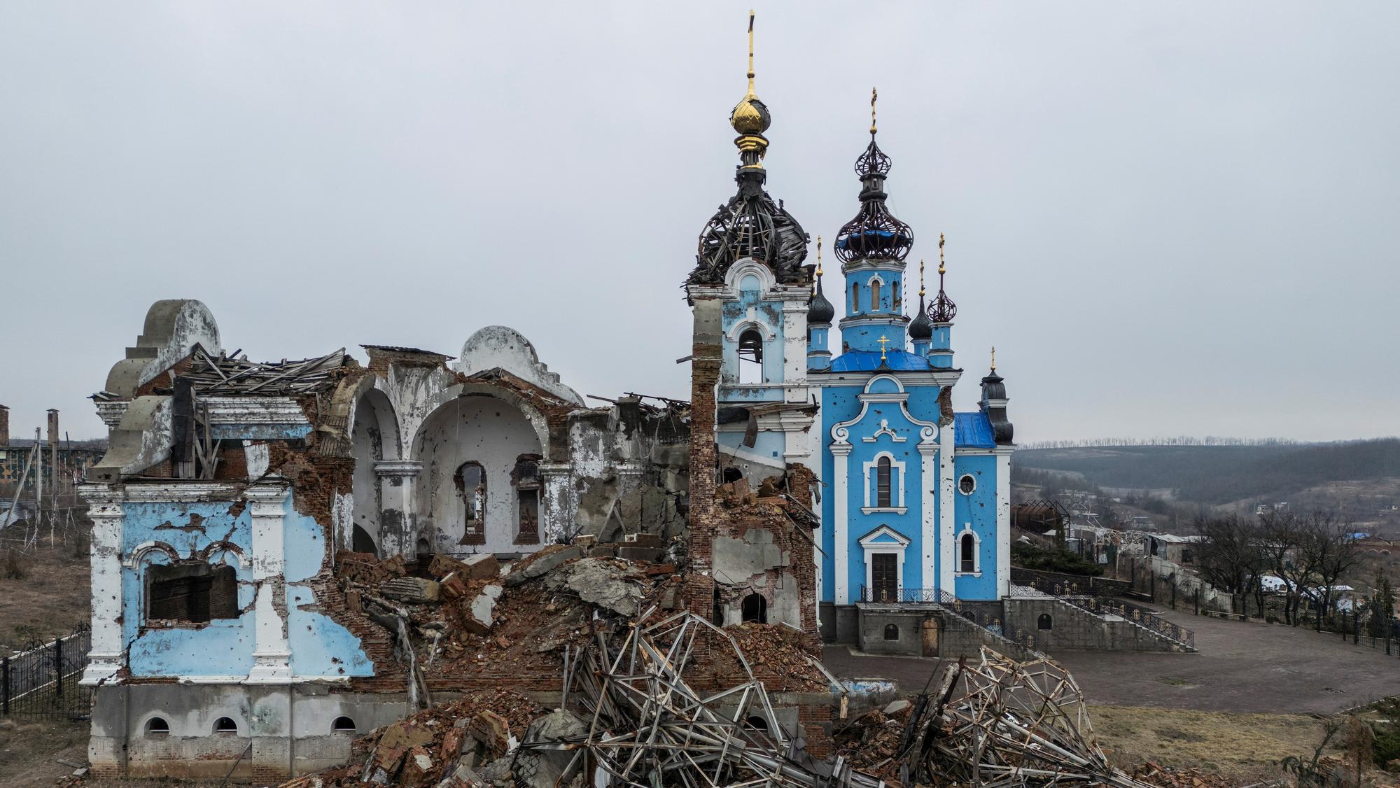 Ťažko poškodený kostol počas ruského útoku na Ukrajinu v Doneckej oblasti