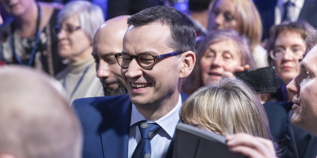 Pierwszy raz usłyszeliśmy, iż zapowiedzi socjalne ze strony rządu, będą finansowane długiem. Zadłużanie się u szczytu cyklu koniunkturalnego jest złym pomysłem, pomimo tego, iż ostatnie doniesienia o kondycji polskiej gospodarki skłaniały do optymizmu. 