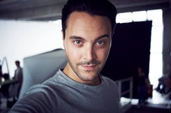 Przystojny Jack Huston idzie w ślady słynnego dziadka Johna [ZDJĘCIA]