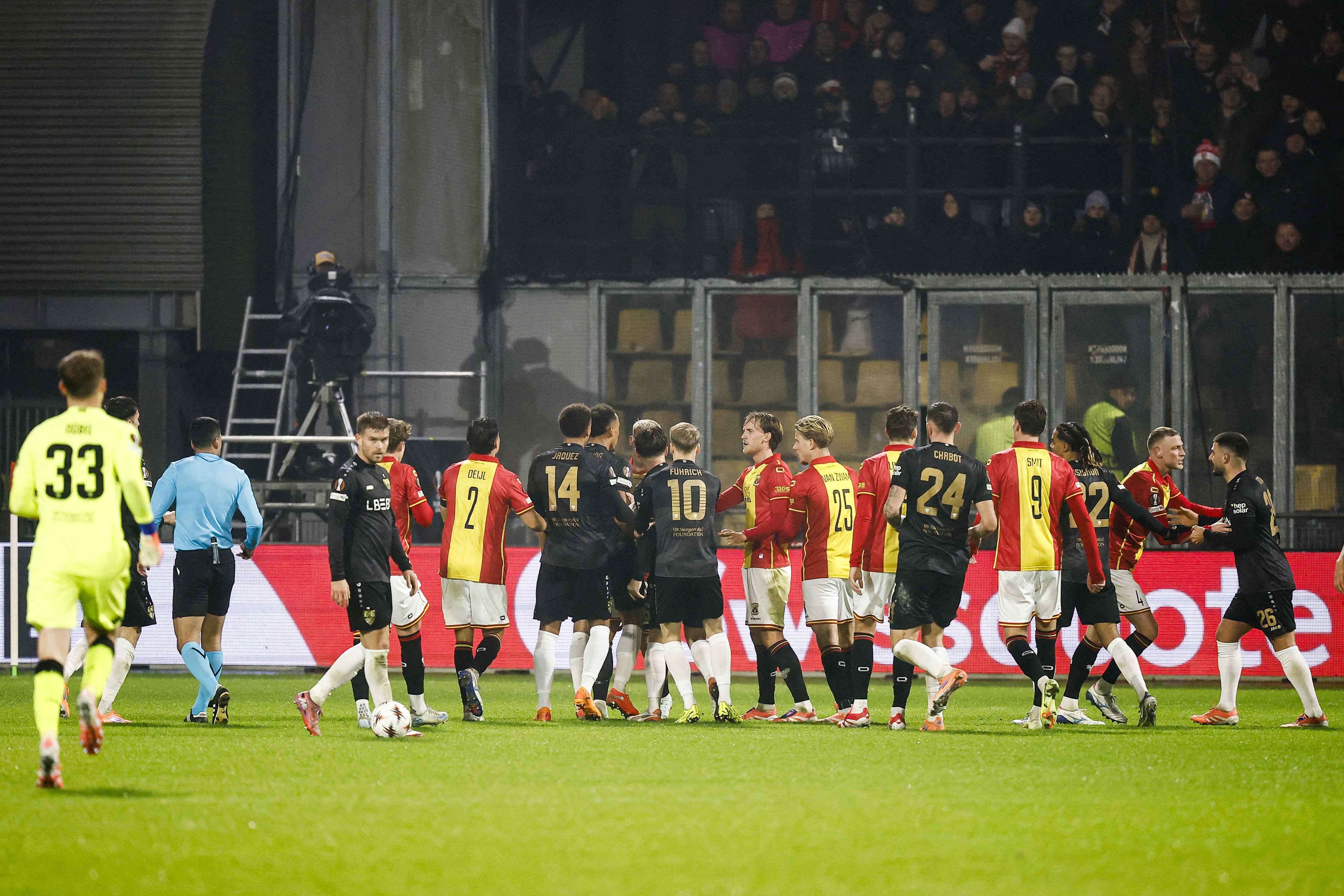 Deventer-Skandal: Edvardsen verspottet Stiller + Schlagstöcke gegen VfB-Fans