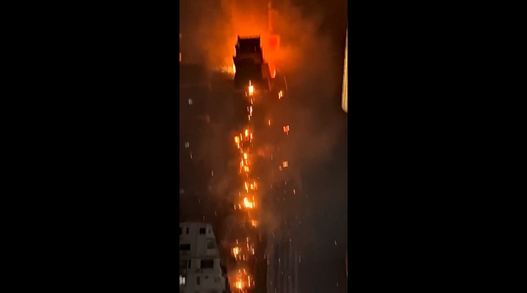 Fáklyaként lángolt egy 42 emeletes felhőkarcoló Hongkongban / Fotó: Twitter/pillanatkép a videóból