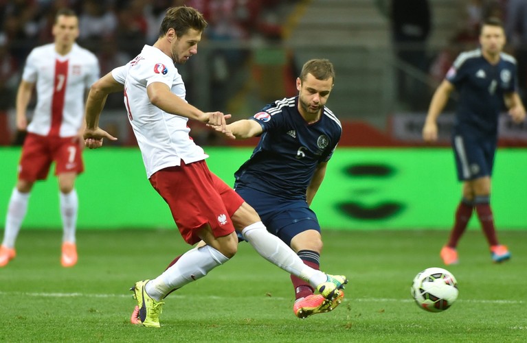 Polak Arkadiusz Milik (L) fetuje z Arturem Jędrzejczykiem (P) strzelenie bramki drużynie Szkocji na 2-2 podczas meczu eliminacyjnego piłkarskich mistrzostw Europy
