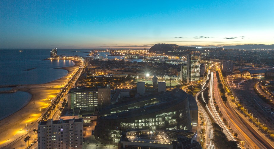 Siedmiu na dziesięciu Europejczyków mieszka na obszarach miejskich. Obszary te generują dwie trzecie unijnego PKB. Chcemy zachęcić miasta do podniesienia poprzeczki w dziedzinie innowacji oraz stworzyć sieć miast, które będą dzielić się swoimi najlepszymi pomysłami – powiedziała Máire Geoghegan-Quinn. UE od lat promuje inteligentny i zrównoważony rozwój obszarów miejskich. Następny unijny program w dziedzinie badań i innowacji „Horyzont 2020” będzie realizowany w latach 2014–2020. Zostanie w nacisk na finansowanie poszczególnych etapów wdrażania innowacji – od odkrycia naukowego po prace nad rozwiązaniami odpowiadającymi zapotrzebowaniu rynkowemu. Również wsparcie finansowe udostępnione w ramach polityki regionalnej będzie w większej mierze przeznaczane na badania i innowacje, na przykład na budowę infrastruktury badawczej.