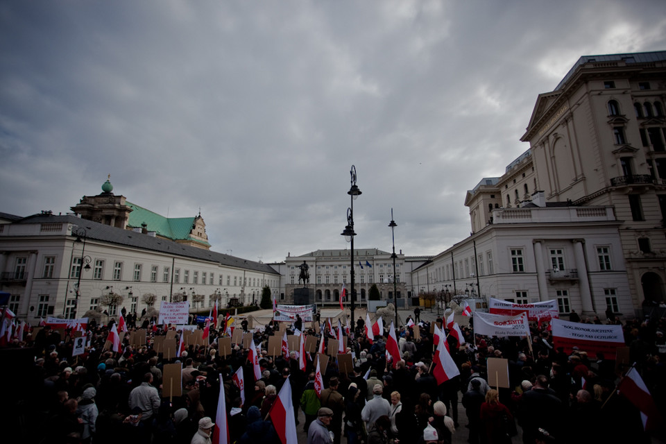 Zwolennicy PiS przed pałacem, fot. Maciej Stankiewicz