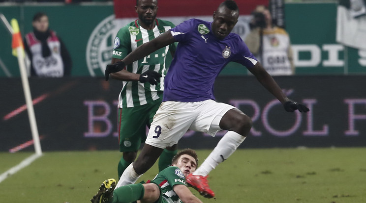 Mbaye Diagne(elöl) góljával győzött az Újpest öt éve az FTC pályá-ján: az NB I-ben a lilák voltak az elsők, akik nyertek az új Fradi-stadionban./ Fotó: Fuszek Gábor