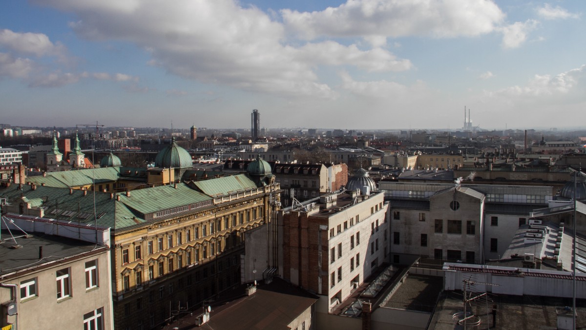 Stowarzyszenie Miasto Wspólne zaprezentowało wnioski ze społecznego audytu dotyczącego nielegalnego przejmowania kamienic w Krakowie. Wynika z nich, że w 47 przypadkach wypłacono odszkodowania przedwojennym właścicielom nieruchomości. Pomimo tego nie przeszły one na rzecz Skarbu Państwa.