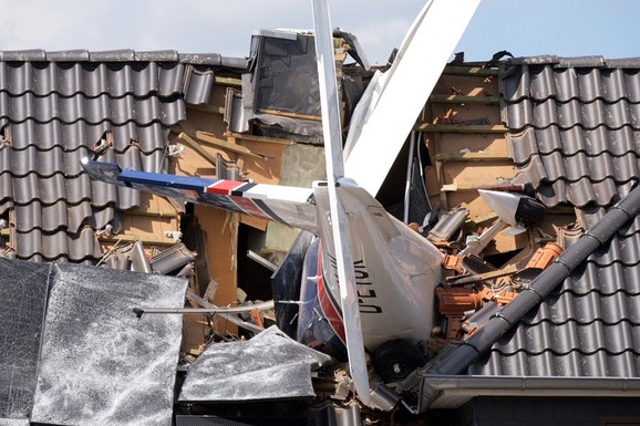 (FOTO) NEREALAN PRIZOR Mali avion izgubio visinu, pa se ZAKUCAO U KROV KUĆE: Kabina potpuno uništena, krila otpala, ima mrtvih