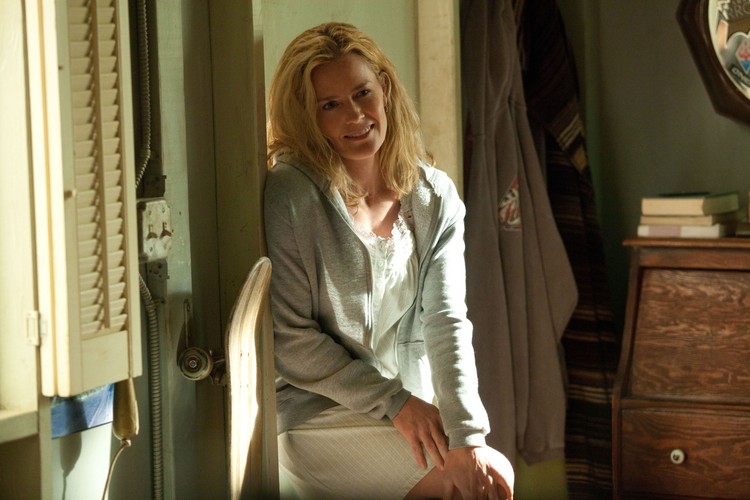 Elisabeth Shue w filmie 'Wysoka fala'