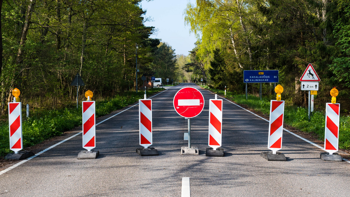 Po zamknięciu przed tygodniem dla Rosjan granicy przez kraje bałtyckie i Polskę, i po zapowiedziach zrobienia tego przez Finlandię, "ruch drastycznie spada" – oznajmił w poniedziałek szef litewskiego MSZ Gabrielius Landsbergis. Litwa, Łotwa i Estonia w ciągu pierwszego tygodnia obowiązywania obostrzeń wizowych nie wpuściły 356 Rosjan.