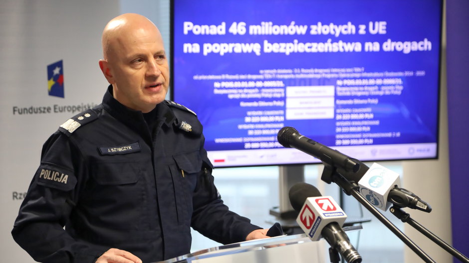 Komendant główny policji gen. insp. Jarosław Szymczyk podczas konferencji prasowej 