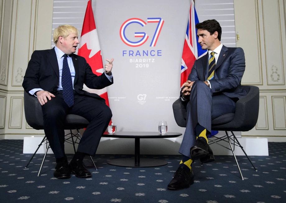 Premierzy Wielkiej Brytanii i Kanady podczas rozmowy we francuskim Biarritz przed szczytem G7.