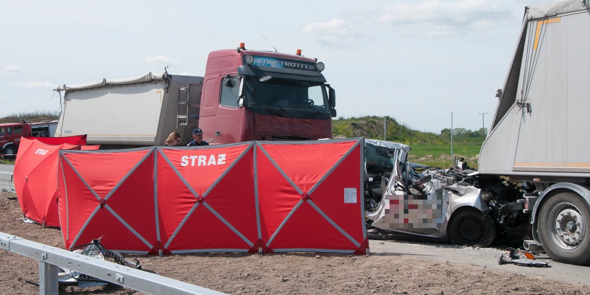 Tragedia pod Bydgoszczą. Zmiażdżone auto między ciężarówkami. Cztery osoby nie żyją.