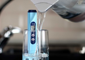 Alkalna voda ima višu pH vrednost od česmovače, ali njene zdravstvene prednosti nisu naučno dokazane