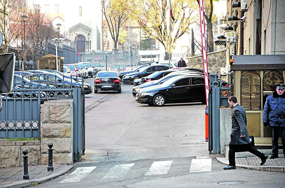 Na parkingu ispred Vlade, koji je inače pun vozila, poslednjih dana često nema nijednog parkiranog automobila