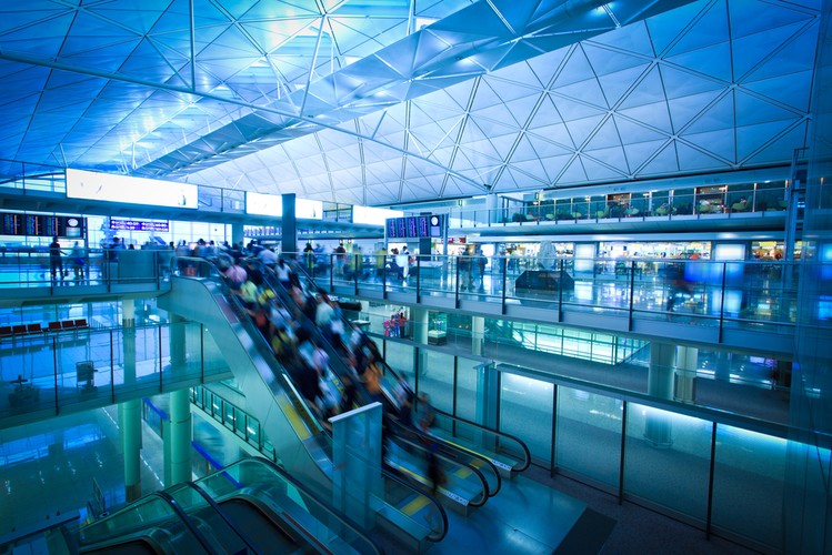 4. miejsce - Port lotniczy w Hongkongu – jedno z najlepszych lotnisk świata. Posiada jeden z największych terminali pasażerskich świata. Lotnisko położone jest na sztucznej wyspie. Przez terminal w Hongkongu w zeszłym roku przewinęło się ponad 56 mln pasażerów.