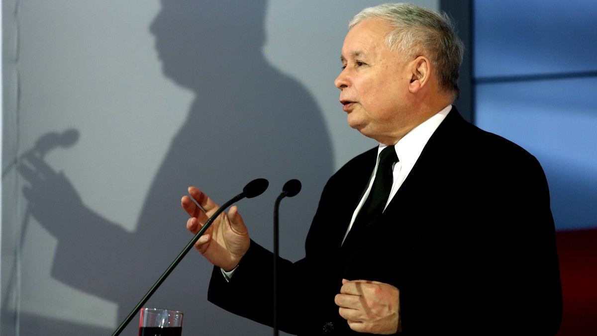 Demokracja jest zagrożona przez korupcję; zjawisko to narasta, należy się mu przeciwstawiać – podkreślił prezes PiS Jarosław Kaczyński. Szef PiS i inni politycy tej partii wzięli udział w konferencji "Przeciw biedzie, przeciw korupcji". - Wierzę, że niedługo zacznie się czas wielkiej ofensywy przeciwko korupcji, że zacznie się czas innych rządów w Polsce – mówił.