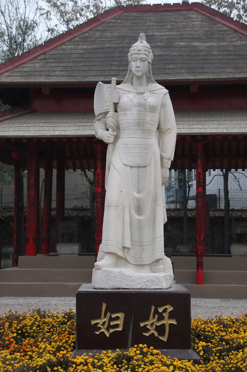 Współczesny pomnik Fu Hao postawiony koło miejsca odkrycia jej grobowca w Yinxu.