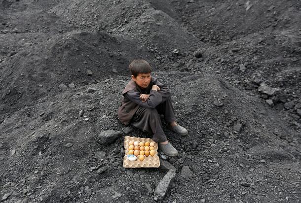 Afgańskie dziecko sprzedające gotowane jajka na obrzeżach Kabulu.