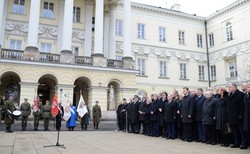 Uroczystości rocznicy zaprzysiężenia Lecha Kaczyńskiego na prezydenta stolicy. "Pani prezydent widzi z okna, mogłaby zejść"