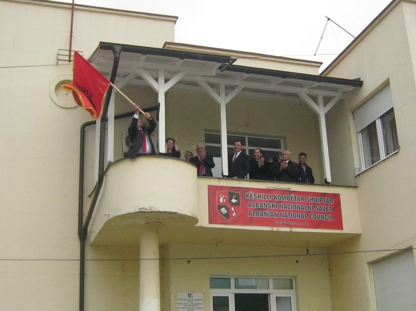 Jonuz Musliju postavlja albansku zastavu