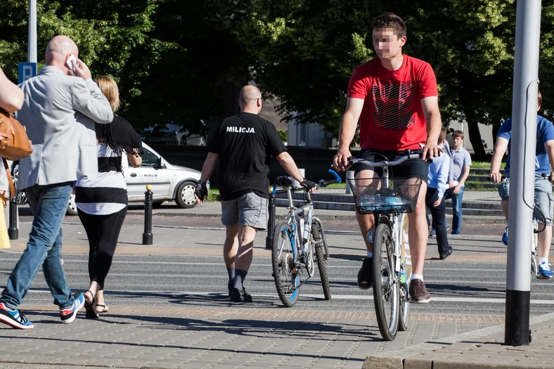 Rowerzysta, jeśli nie jest dzieckiem albo nie opiekuje się dzieckiem, nie ma prawa przejeżdżać po przejściu dla pieszych