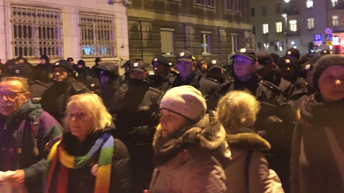 Od godz. 18 przed Sejmem trwa protest przeciwko zmianom w sądach, KRS i kodeksie wyborczym zorganizowany przez Obywateli RP. Po godz. 20 protestujący zdecydowali się na przemarsz w kierunku ulicy Nowogrodzkiej, przed siedzibę PiS-u, ale - jak podają - został zablokowany przez funkcjonariuszy policji.