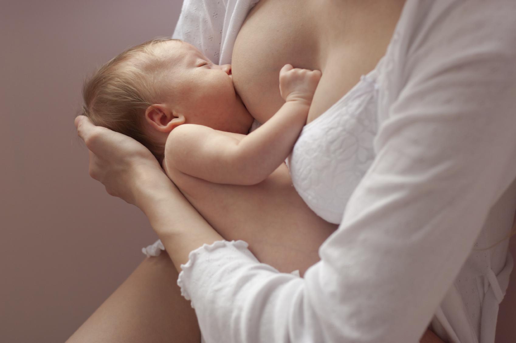 Dojčenie prvé hodiny a dni po pôrode: Nebude bábätko hladné, kým sa mame  spustí mliečko? | Najmama.sk