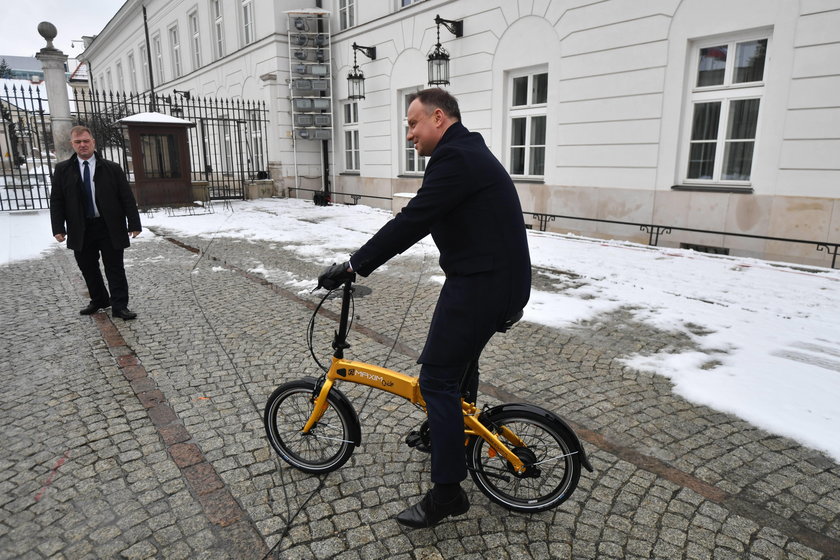 Prezydent spróbował swoich sił w jeździe na elektrycznym rowerze