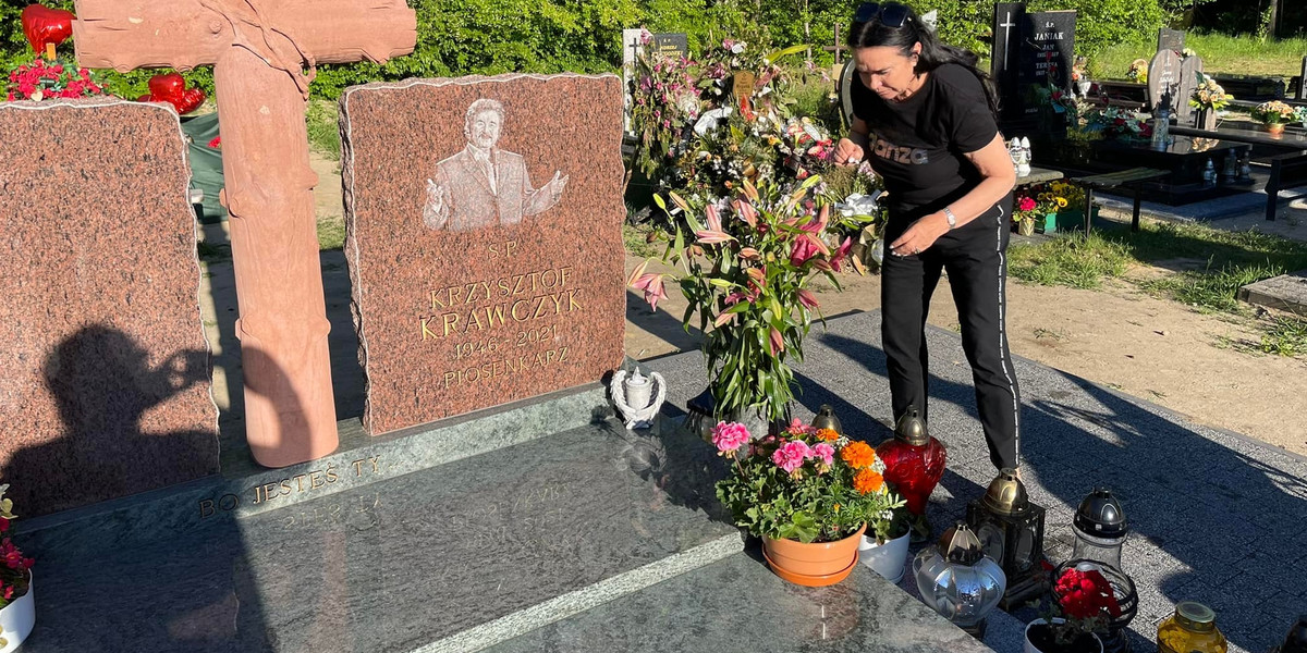 Ewa Krawczyk na grobie męża na cmentarzu w Grotnikach koło Łodzi.