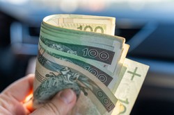 ZUS wypłaca nawet 4353 zł. Jak dostać pieniądze bez limitu dochodów?