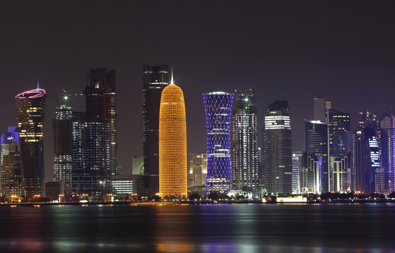 Katar, Doha - widok nocą na zatokę i wieżowce