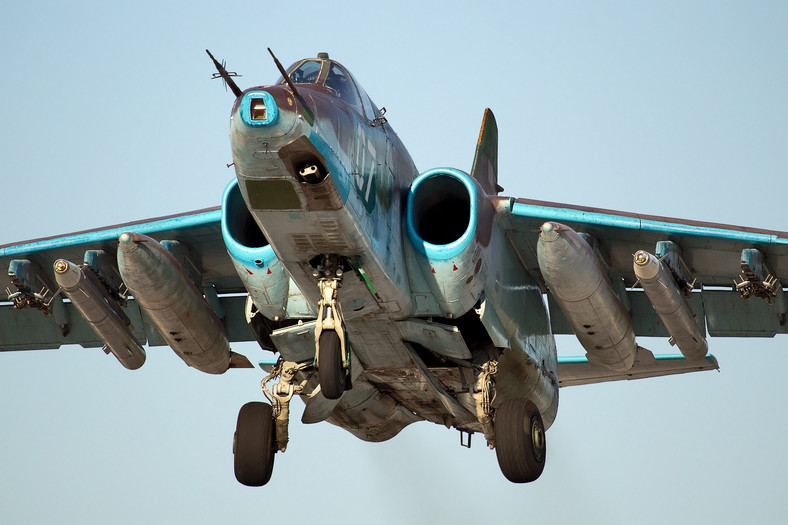 Su-25 - lądowanie z podwieszonym uzbrojeniem