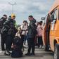 Ludzie z Mariupola, w tym z zakładu metalurgicznego Azovstal, przybywają do Zaporoże na Ukrainie