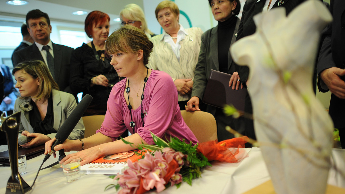 Pierwsza dama Gruzji Sandra Roelofs Saakaszwili otrzymała dzisiaj z rąk warszawskich Amazonek Bursztynowy Łuk - najwyższe wyróżnienie dla przyjaciół kobiet po mastektomii w Polsce. Nagrody powędrowały też do gruzińskich lekarzy i społeczników.