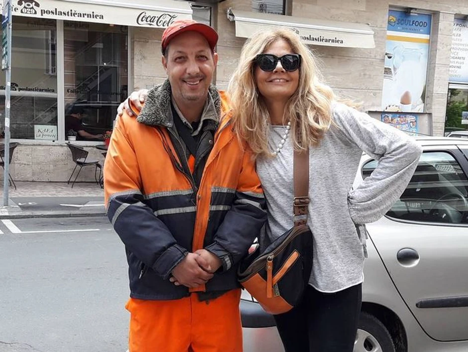 Nakon fotografije koju je na društvenim mrežama okačila spisateljica Mirjana Bobić Mojsilović, cela javnost je saznala za Arsu i njegovu ljubav prema knjigama