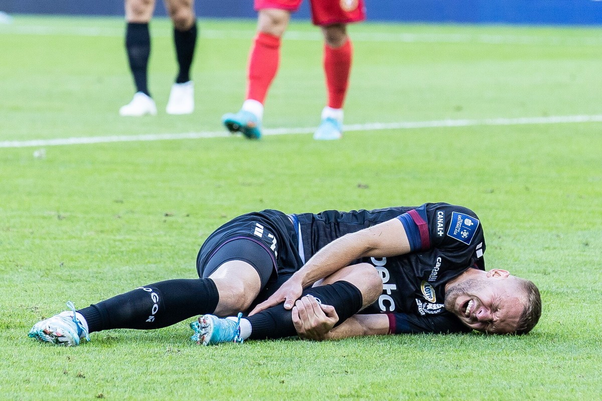 Kontuzjowany Mariusz Fornalczyk z Pogoni Szczecin podczas meczu 1. kolejki piłkarskiej Ekstraklasy z Widzewem Łódź