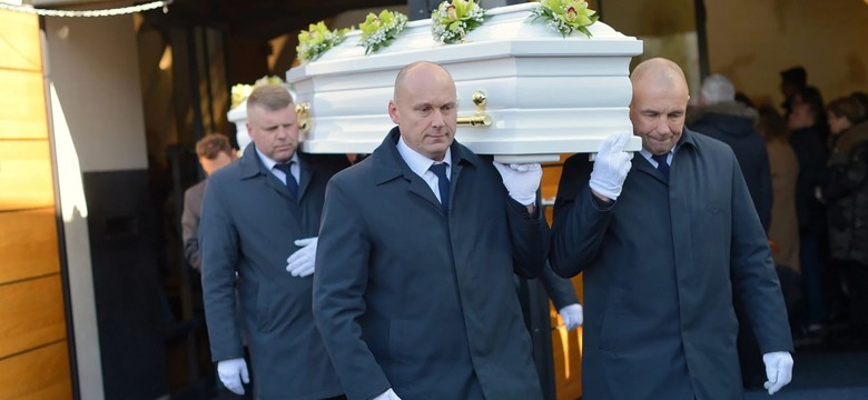 "Wszystko co było przez nas tak pielęgnowane, nagle runęło". Odbył się pogrzeb ofiar tragedii w Bukowinie