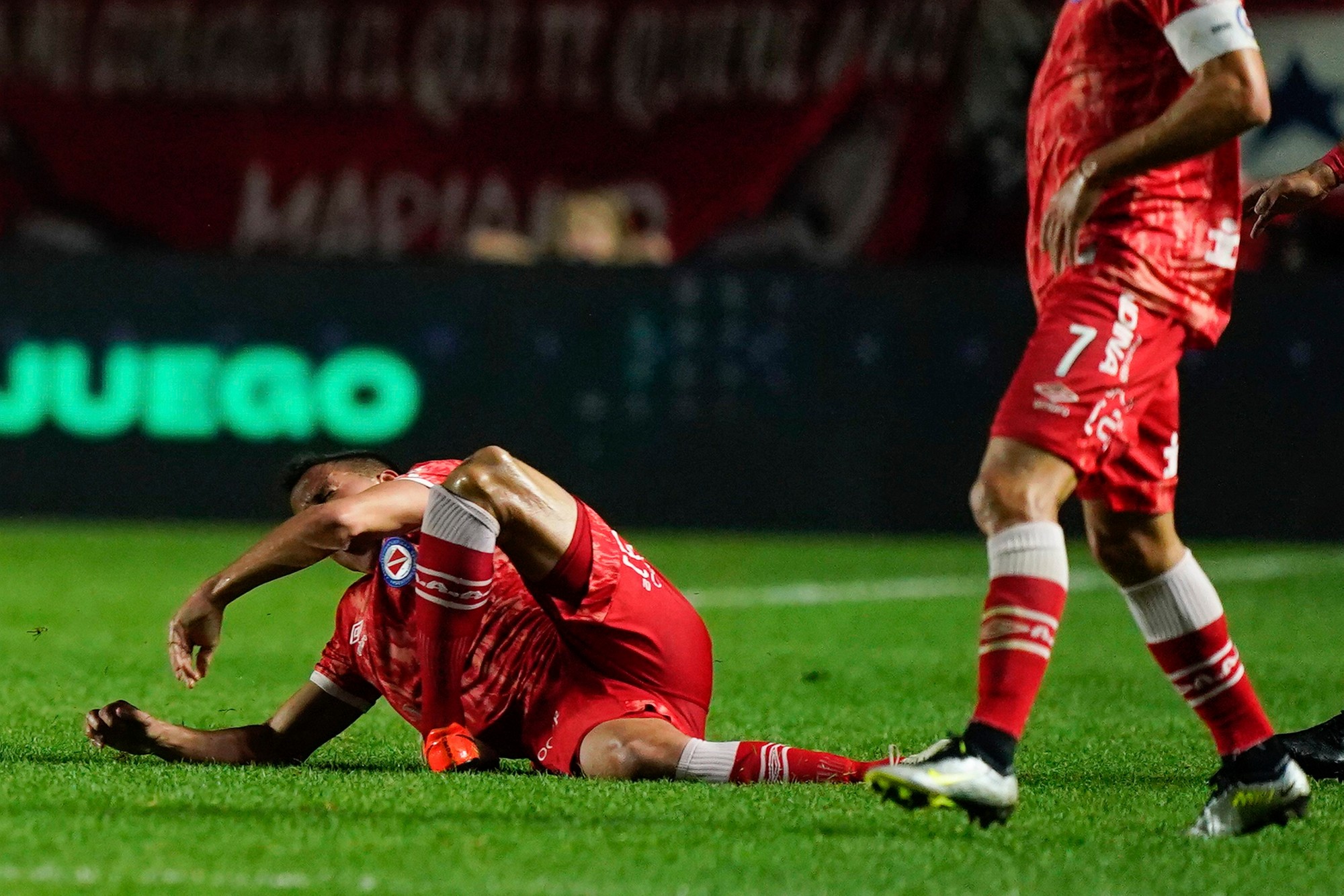 Marcelo zlomil nohu Sanchezovi, ihrisko po vylúčení opustil v slzách.