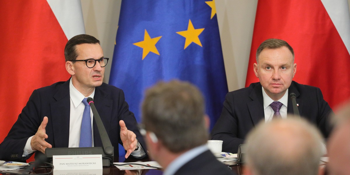  Premier Mateusz Morawiecki i prezydent Andrzej Duda podczas posiedzenia Rady ds. Środowiska, Energii i Zasobów Naturalnych.