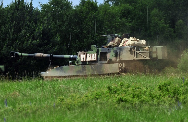 Ćwiczenie Anakonda-16 rozpocznie się we wtorek i potrwa do 17 czerwca. Jeden z pierwszych scenariuszy manewrów zakłada zrzut na poligonie pod Toruniem blisko 2 tys. polskich, amerykańskich i brytyjskich spadochroniarzy wraz z haubicami, pojazdami i zaopatrzeniem. 
<br><br> (mb/mr) PAP/Marcin Bielecki
