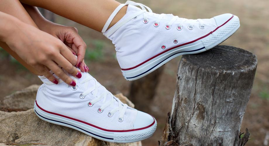 Te ażurowe trampki wyglądają jak kultowy model Converse, a są aż cztery razy tańsze