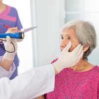 Cukorbeteg rokonomnak bevérzett a szeme, menjünk szemészetre? Az orvos válaszol