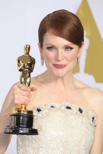 <strong>Oscary - aktorka pierwszoplanowa</strong>
<br></br>
Julianne Moorezdobyła Oscara dla najlepszej aktorki pierwszoplanowej.
Moore zagrała kobietę cierpiącą na chorobę Alzheimera w filmie 
